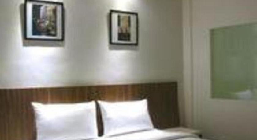 Hart Hotel Arjuna Матарам Экстерьер фото