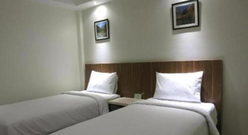 Hart Hotel Arjuna Матарам Экстерьер фото